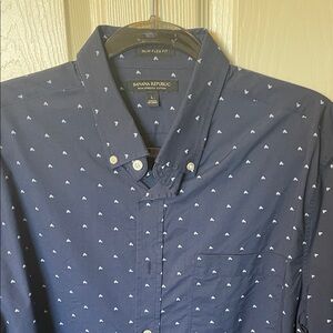 Banana Republic Men's Dark Blue Patterned Shirt
